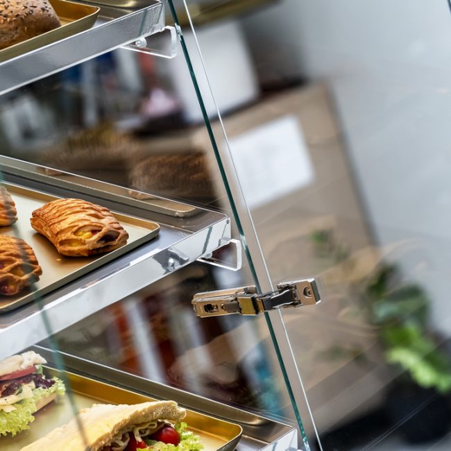 witryna gastronomiczna z drzwiami