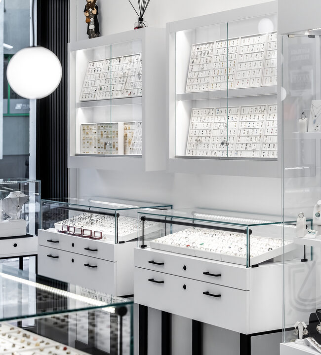 gablota-szklana-wiszaca-wyposazenie-sklepu-jubilerskiego-meble-jubilerskie-piaseczno