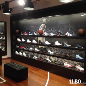 Sklep-koszykarza-Gdansk-regal-na-buty-sportowe-ALBO-producent-mebli-i-wyposazenia-wnetrz-do-sklepow-sportowych