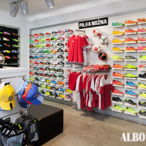 Panel-space-wall-i-zawieszek- haczyki-wieszaki-polki-do-sklepu-sportowego-ALBO-producent-paneli-spacewall-do-sklepow-sportowych