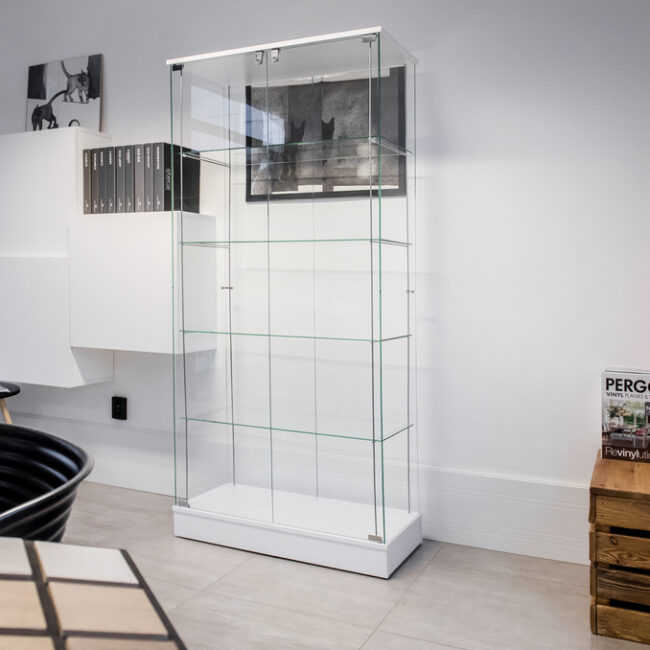 witryna szklana w salonie