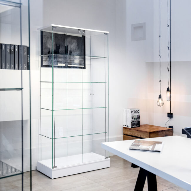 gablota szklana biała ekspozycyjna