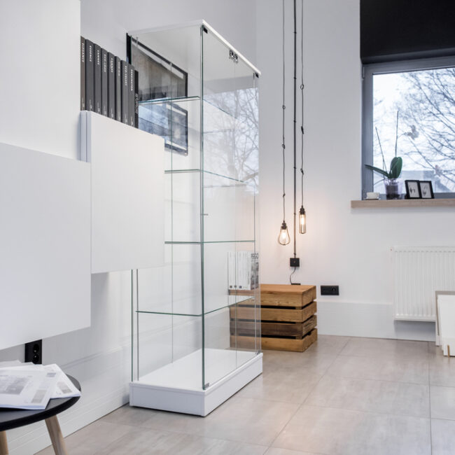 prawy bok gabloty szklanej polo