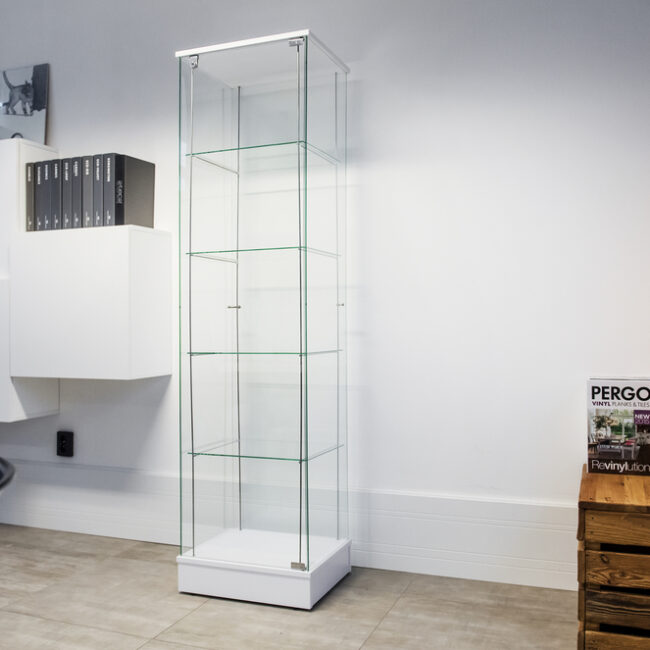 biała gablota ekspozycyjna