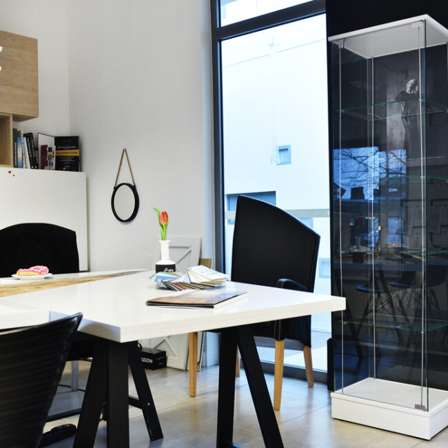 witryna biała w aranżacji salonu