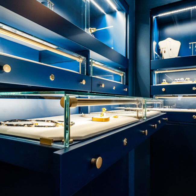 Witryna szklana z szufladami