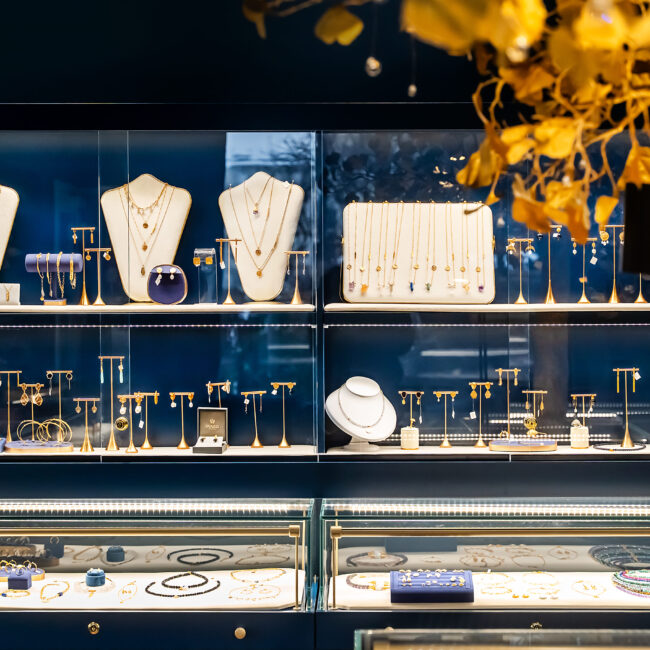 Elegancka witryna szklana jubilerska