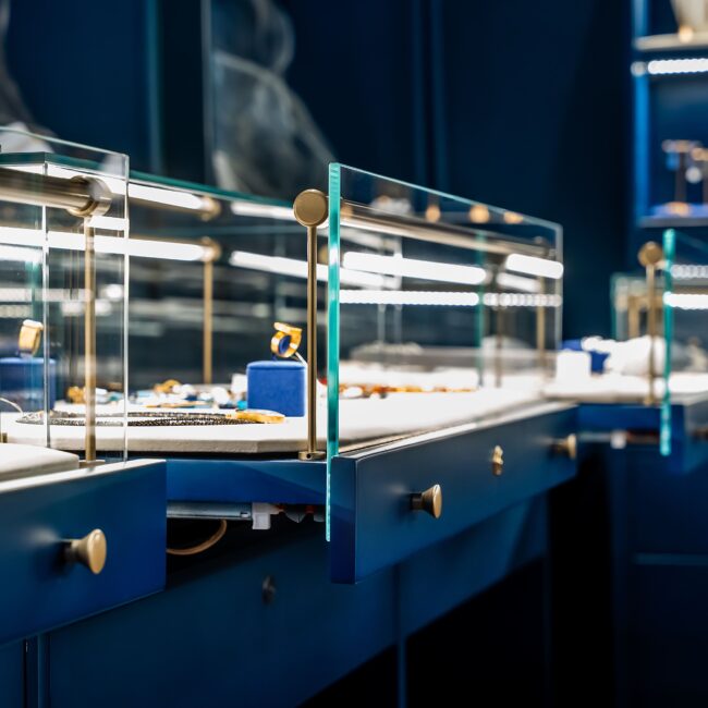 meble jubilerskie indygo z oświetleniem