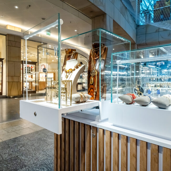 ekspozycja biżuterii w szklanej kopule LED