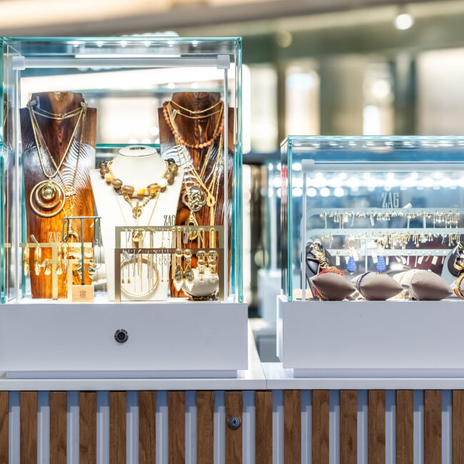 ekspozycja biżuterii w szklanej witrynie wyspy handlowej