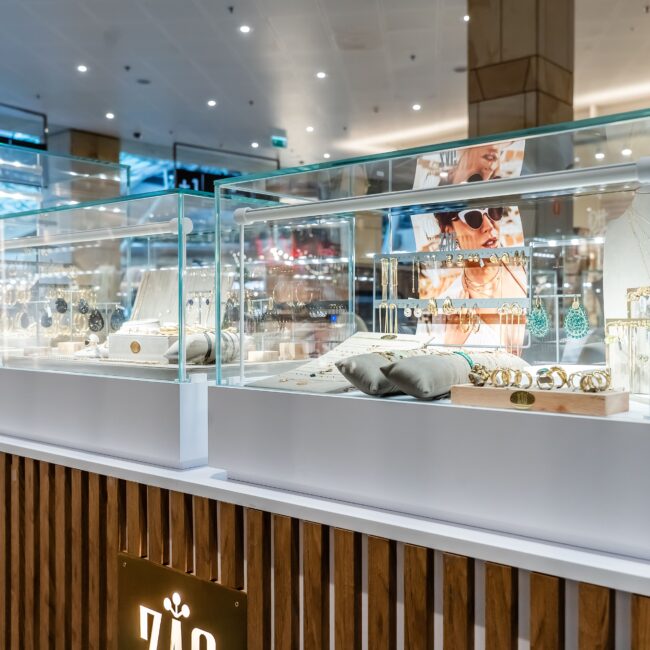 szklana ekspozycja biżuterii z oświetleniem LED