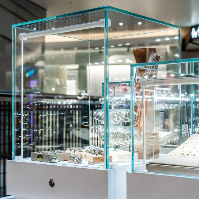 szklane nadstawki w ladzie jubilerskiej