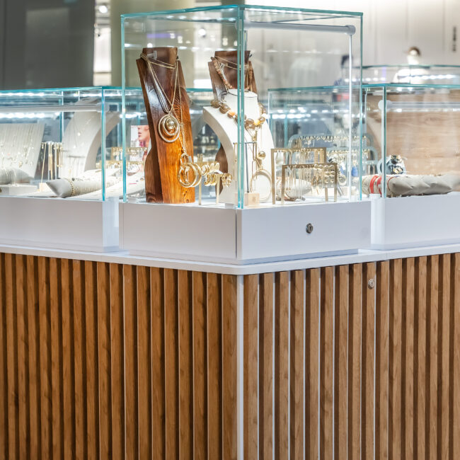 lada sklepowa z kopułami szklanymi