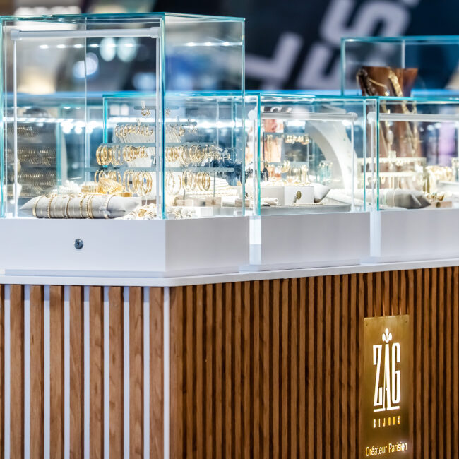 stoisko jubilerskie z oświetleniem LED i szklanymi gablotami